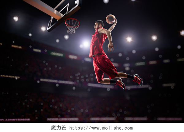 一位红色球衣篮球运动员在扣篮的动作红色的篮球运动员，在行动